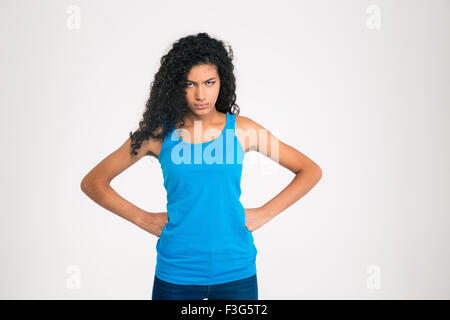 Porträt von wütenden Afro Amerikanerin stehen isoliert auf einem weißen Hintergrund und einen Blick auf Kamera Stockfoto