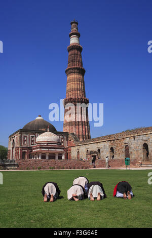 Kinder tun Namaz Alai Darwaza Imam Zamin Tombnd Qutab Minar roten Sandstein Turm Indo maurischer Kunst Delhi Stockfoto