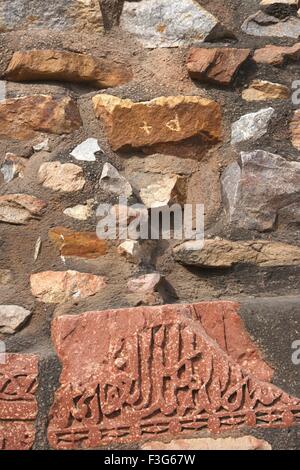 Steinmauer und Koran Inschrift in Qutb Minar-Komplex; Delhi-Sultanats; Delhi; Indien zum UNESCO-Weltkulturerbe Stockfoto