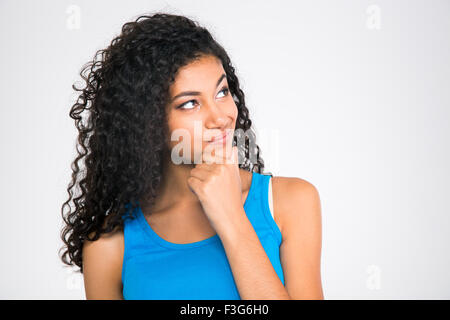 Porträt von einem glücklich nachdenklich Afro Amerikanerin nachschlagen auf einem weißen Hintergrund isoliert Stockfoto