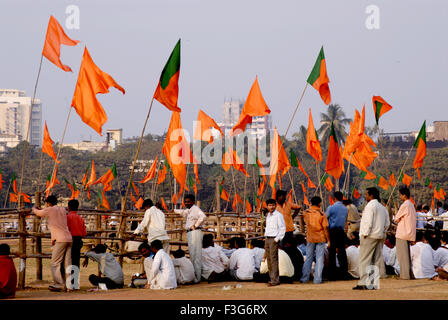 Safranfahnen; Shiv Sena; BJP; Bharatiya Janata Party; Wahltreffen; politische Kundgebung; Shivaji Park; Dadar; Bombay; Mumbai; Maharashtra; Indien; Asien Stockfoto