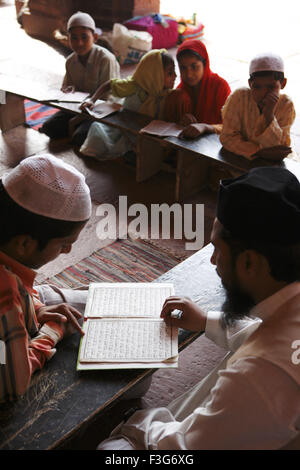 Muslimische Lehrer und Schüler in Urdu Muslim Schulklasse Madarasa Jami Masjid in Fatehpur Sikri-Agra; Uttar Pradesh Stockfoto