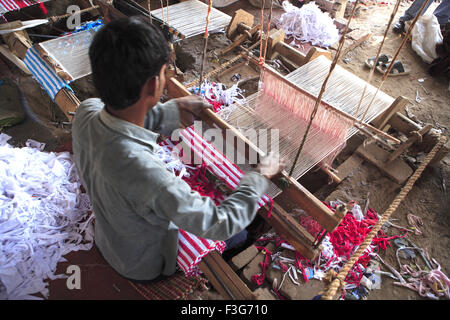 Handwebstuhl Durries Baumwolle Teppich machen; Fatehpur Sikri; Agra; Uttar Pradesh; Indien Stockfoto