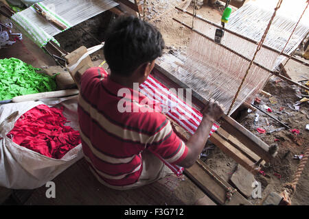 Handwebstuhl Durries Baumwolle Teppich machen; Fatehpur Sikri; Agra; Uttar Pradesh; Indien Stockfoto