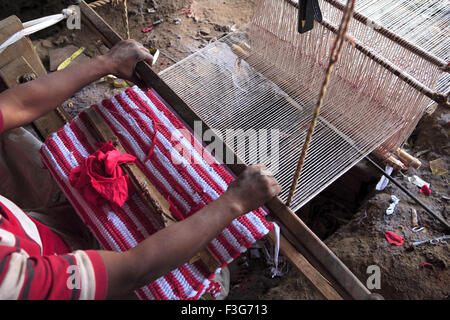 Handwebstuhl Durries Baumwolle Teppich machen; Fatehpur Sikri; Agra; Uttar Pradesh; Indien Stockfoto