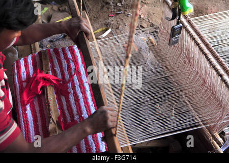 Handwebstuhl Durries Baumwolle Teppich machen; Fatehpur Sikri; Agra; Uttar Pradesh; Indien Stockfoto