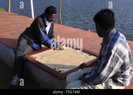 Männer spielen Carrom Brettspiel; Kodaikanal; Bergstation; Dindigul Bezirk; Tamil Nadu; Indien; Asien Stockfoto