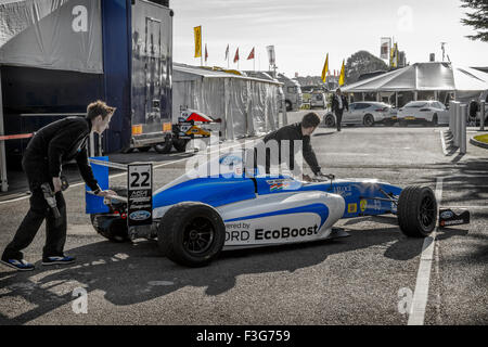 Tarun Reddy MSA Formel Ford Einsitzer wird zum Fahrerlager von Mechanikern in Snetterton Circuit, Norfolk, Großbritannien übernommen. Stockfoto