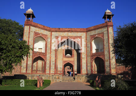 Westtor von Humayun Mausoleum 1570 hergestellt aus rotem Sandstein weiße Marmor ersten Garten Subkontinent persischen Einfluss Delhi Stockfoto