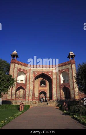 Westtor von Humayun Mausoleum 1570 hergestellt aus rotem Sandstein weiße Marmor ersten Garten Subkontinent persischen Einfluss Delhi Stockfoto