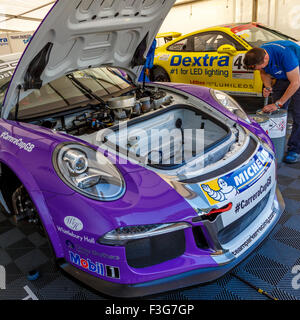 Josh Webster Porsche Carrera 911 GT3 Cup Auto bereitet man im Fahrerlager auf dem 2015 Snetterton Meeting, Norfolk, UK. Stockfoto