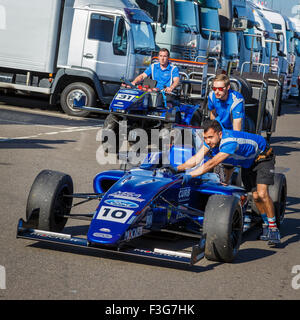 Colton Herta MSA Formel Ford Einsitzer wird zum Fahrerlager von Mechanikern in Snetterton Circuit, Norfolk, Großbritannien übernommen. Stockfoto