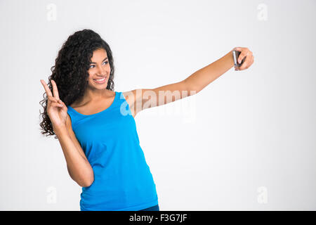 Porträt einer glücklich Afro amerikanische Frau machen Selfie Foto isoliert auf weißem Hintergrund Stockfoto