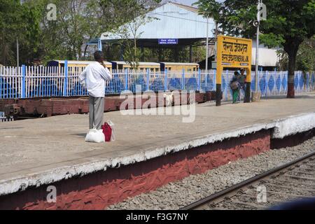 Schild auf Plattform; Neral Bahnhof; Bombay Mumbai; Maharashtra; Indien Stockfoto