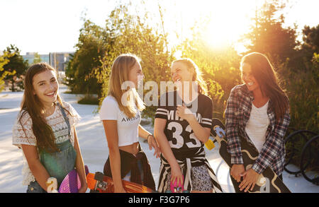 Vier Mädchen hängen beim reden und lachen Stockfoto