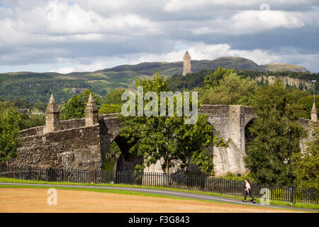 Stirling alte Brücke und das National Wallace Monument auf Abbey Craig, Stirling in Schottland Stockfoto