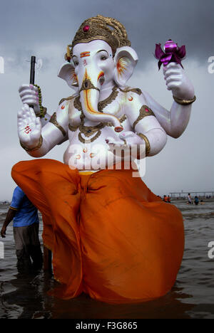 Ganesh Ganpati Festival; Menschen, die Lord Ganesh Idol Immersion Dadar Beach; Mumbai Bombay; Maharashtra; Indien Stockfoto