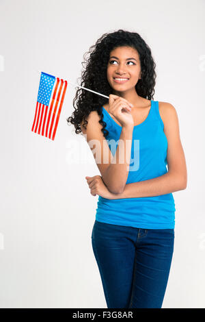 Porträt einer lächelnden Afro Amerikanerin USA Flagge und blickte auf einem weißen Hintergrund isoliert Stockfoto