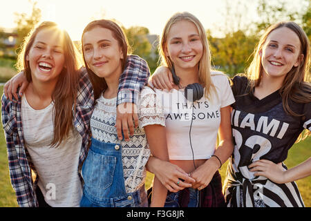 Gruppe von Mädchen im Teenageralter hängen an einem Sommerabend Stockfoto