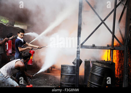 Völker, Schlag, Feuer in Fabrik auszuprobieren; Jodhpur; Rajasthan; Indien Stockfoto