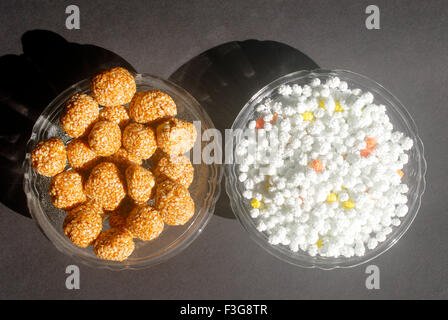 Sesam Chikki Ladoos und Sugardrops für Makara Sankranti Festival zu feiern; Bombay jetzt Mumbai; Maharashtra; Indien Stockfoto