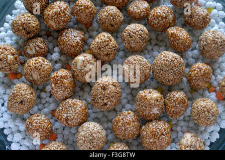 Sesam Chikki Ladoos und Sugardrops für Makara Sankranti Festival zu feiern; Bombay jetzt Mumbai; Maharashtra; Indien Stockfoto