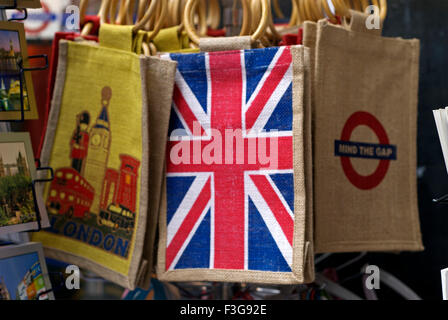 Jute-Taschen mit London Nationalflagge; Piccadilly Circus; London; UK; Vereinigtes Königreich; England Stockfoto