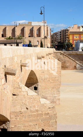Puente De La Trinidad oder Trinidad Brücke über den Turia Park in Valencia, Spanien. Mit Menschen zu Fuß durch. Stockfoto