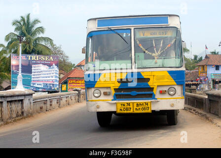 Schwerlastverkehr auf schmale Brücke Fluss Pazhayar Dorf beherbergt Nationalstraße Nr. 47 Suchindram Dorf Tamil Nadu Stockfoto