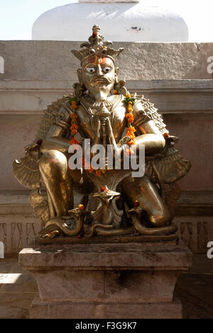 Garuda-Statue, Messingskulptur, Hindu-Gottheit, halb menschlicher halber Adler, Herr Vishnu vahana, Jagdish Temple, Udaipur, Rajasthan, Indien, Asien Stockfoto