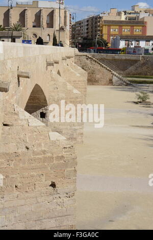 Puente De La Trinidad oder Trinidad Brücke über den Turia Park in Valencia, Spanien. Mit Menschen zu Fuß durch. Stockfoto