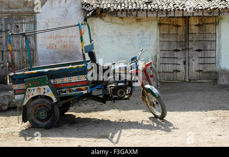 Tempo-Rickshaw; Chakdo-Rickshaw; Kharaghoda; Surendranagar; Gujarat; Indien; Asien; Asiatisch; Indisch Stockfoto