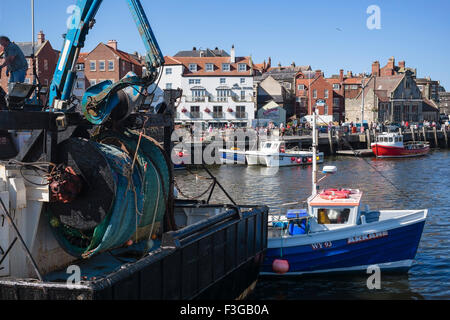 Schweres Heben Getriebe auf einem Fischkutter festgemacht neben Endeavour Wharf, Whitby, North Yorkshire, England, UK Stockfoto