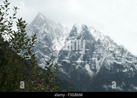 Kinner Kailash schneebedeckte Gebirge bei Chitkul; Sangla Tal; Himachal Pradesh; Indien Stockfoto