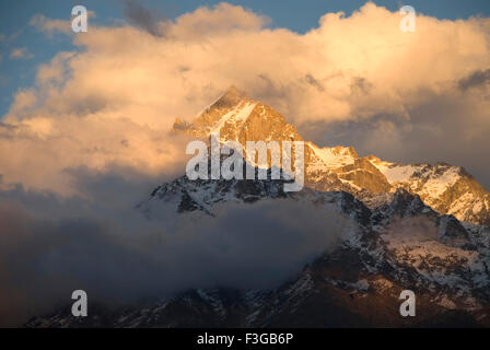 Kinner Kailash schneebedeckte Gebirge bei Chitkul; Sangla Tal; Himachal Pradesh; Indien Stockfoto