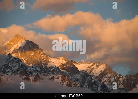 Kinner Kailash schneebedeckte Gebirge bei Chitkul; Sangla Tal; Himachal Pradesh; Indien Stockfoto