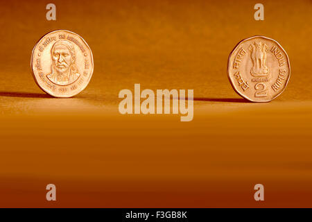 Doppeltes Paar indischer Währung 2 Rupien Münzen Vorderseite und Rückseite Weise geprägte Sri Aurbindo alles Leben ist Yoga 1998 Stockfoto