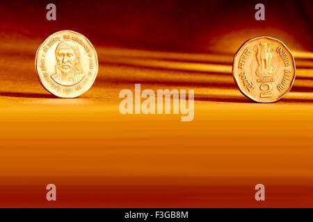 Doppeltes Paar indischer Währung 2 Rupien Münzen Vorderseite und Rückseite Weise geprägte Sri Aurbindo alles Leben ist Yoga 1998 Stockfoto
