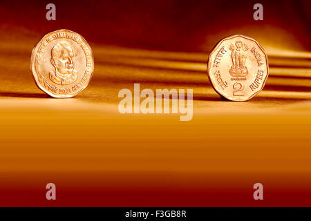 Doppelte paar indischer Währung zwei Rupien Münze vorderen Seite und Rückseite Weise geprägt Dr. Syama Prasad Mukherjee Hundertjahrfeier Stockfoto