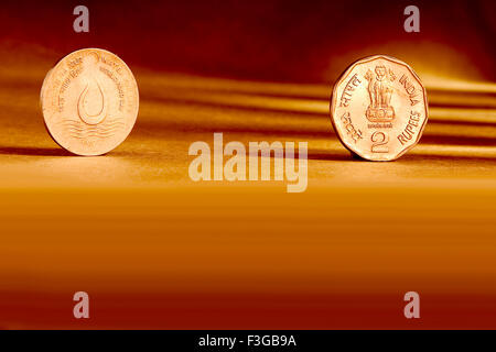 Doppelte paar indischer Währung zwei Rupien Münze vorderen Seite und Rückseite Weise Wasser für Leben Welternährungstag 1994 geprägt. Stockfoto