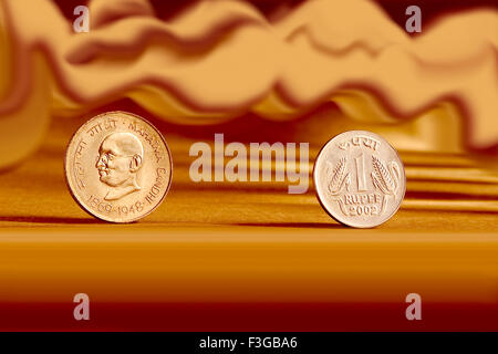 Indische Währung 1 Rupien Münzen und künstlerischen Hintergrund Rückseite Weise geprägt Mahatma Gandhi 1869 1948 Stockfoto