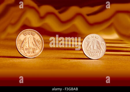 Doppel-paar indischer Währung 1 Rupien Münze und künstlerischen Hintergrund Stockfoto