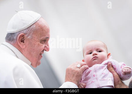 Vatikan-Stadt. 7. Oktober 2015. Papst Francis küsst ein Baby, als er für seine wöchentliche Generalaudienz am St Peter's Square auf 7. Oktober 2015 im Vatikan ankommt. Bildnachweis: Massimo Valicchia/Alamy Live-Nachrichten. Stockfoto