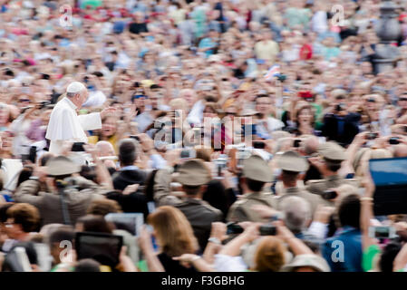 Vatikan-Stadt. 7. Oktober 2015. Papst Francis begrüßt das Publikum, wie er für seine wöchentliche Generalaudienz am St Peter's Square auf 7. Oktober 2015 im Vatikan ankommt. Bildnachweis: Massimo Valicchia/Alamy Live-Nachrichten. Stockfoto