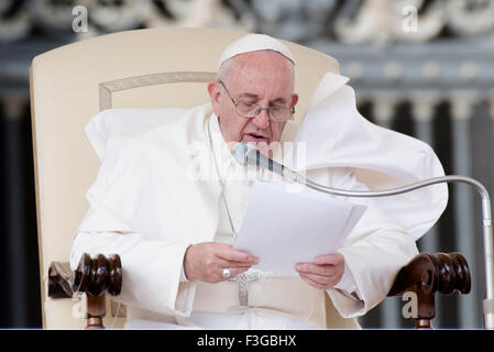 Vatikan-Stadt. 7. Oktober 2015. Papst Francis gibt seine wöchentliche Generalaudienz am St.-Peter Platz am 7. Oktober 2015 im Vatikan. Bildnachweis: Massimo Valicchia/Alamy Live-Nachrichten. Stockfoto