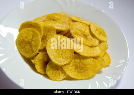 Junk-Food Snacks salzig Bananenchips oder Wafer im Teller serviert Stockfoto