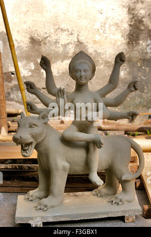 Unvollständige Göttin Durga Skulptur auf Löwen aus Lehm für Durga Pooja Feier gemacht; Rajkot; Gujarat; Indien Stockfoto