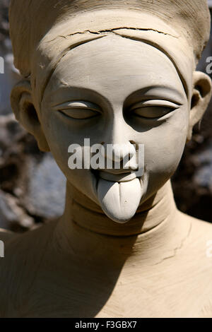 Unvollständige Göttin Durga Kali Skulptur aus Lehm für Durga Pooja Feier gemacht; Rajkot; Gujarat; Indien Stockfoto