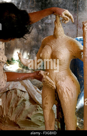 Bildhauer die Göttin Durga Kali Skulptur mit Lehm für Durga Pooja Vorbereitung; Rajkot; Gujarat; Indien Stockfoto