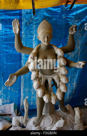 Unvollständige Göttin Durga Kali Skulptur aus Lehm für Durga Pooja Feier gemacht; Rajkot; Gujarat; Indien Stockfoto